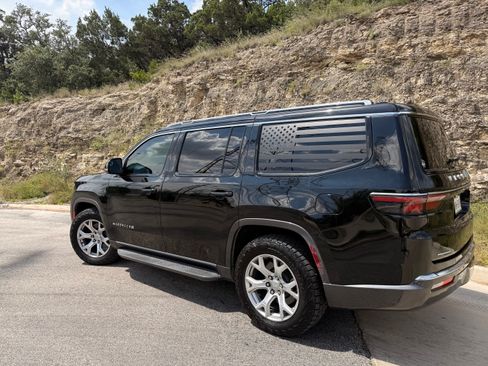 Used 2022 Jeep Wagoneer Series I w/ Premium Group I AWD/4WD image 4