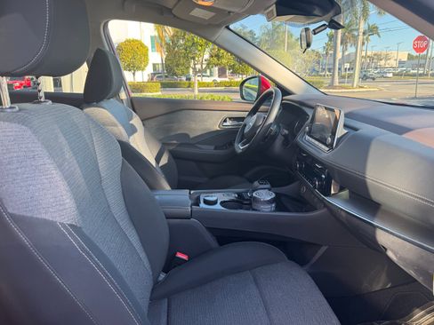 Used 2022 Nissan Rogue SV image 18