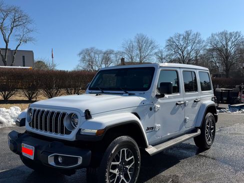 Used 2025 Jeep Wrangler Unlimited Sahara image 1