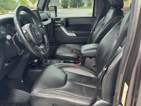 Used 2014 Jeep Wrangler Unlimited Rubicon w/ Connectivity Group AWD/4WD image 11