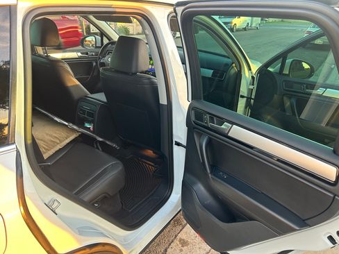 Used 2014 Volkswagen Touareg Sport image 8