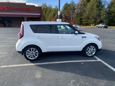 Used 2019 Kia Soul + image 5