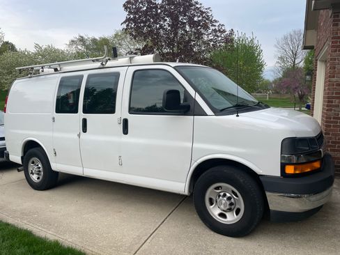 Used 2018 Chevrolet Express 2500 w/ Driver Convenience Package image 4