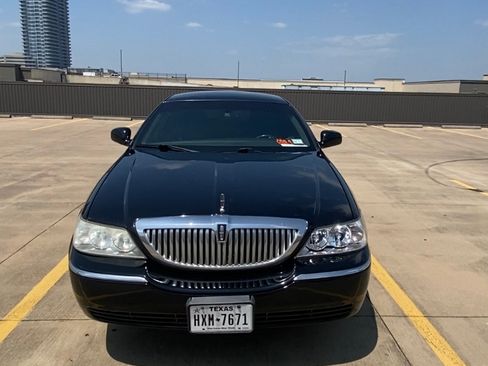 Used 2011 Lincoln Town Car Signature Limited image 24