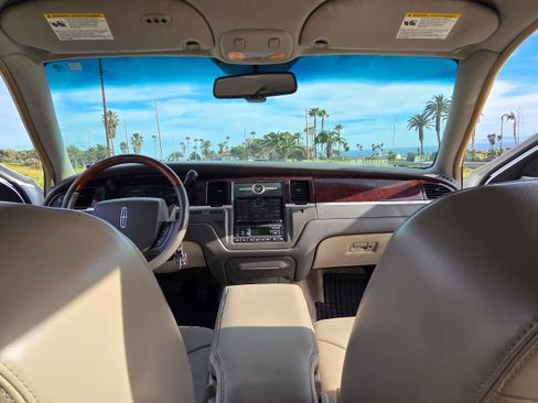 Used 2008 Lincoln Town Car Signature Limited image 10