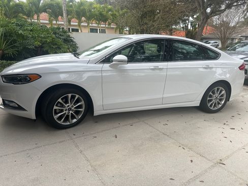 Used 2017 Ford Fusion SE w/ Fusion SE Technology Package image 4