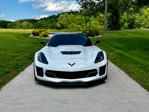 Used 2018 Chevrolet Corvette Z06 RWD image 2