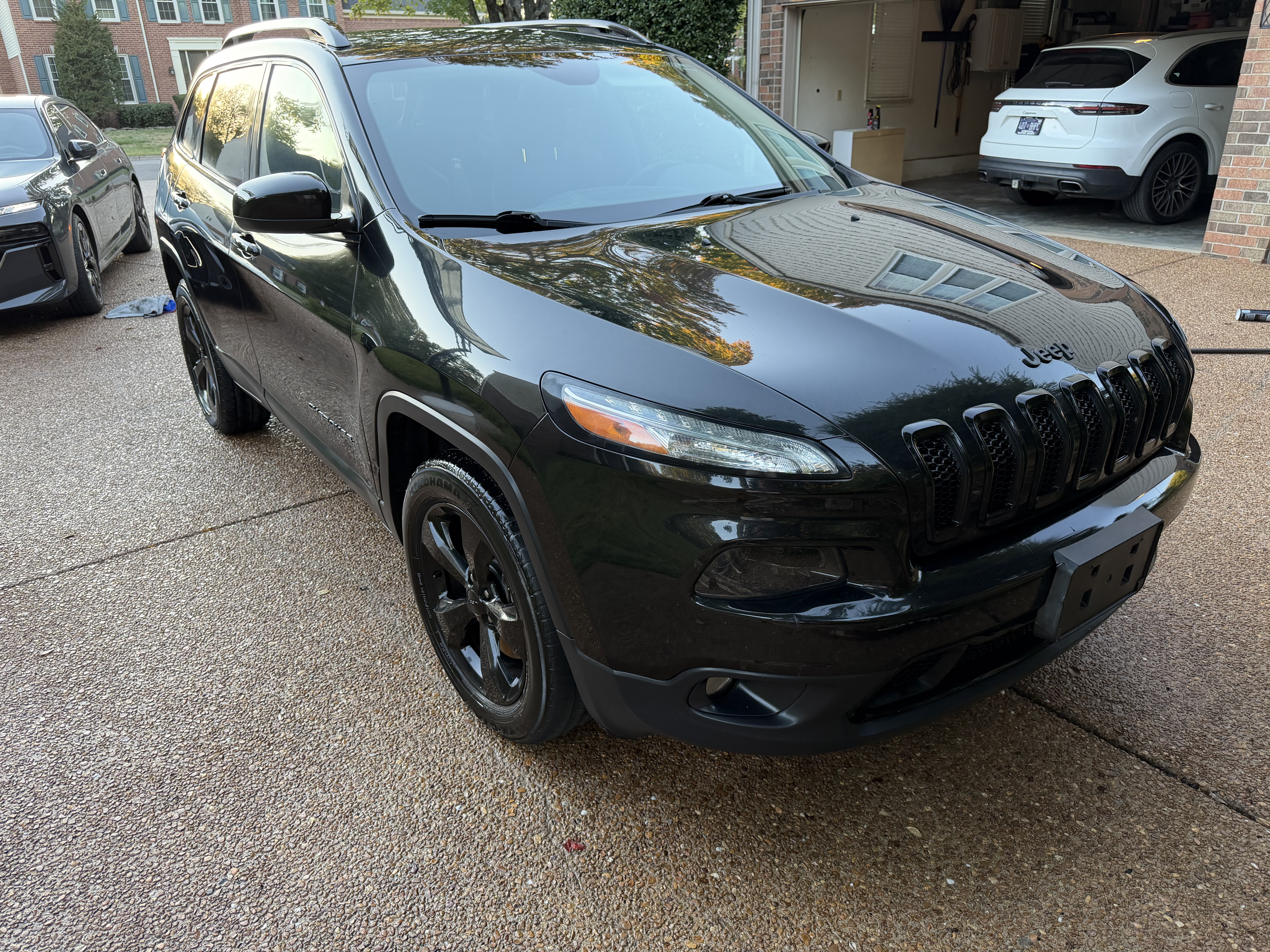 Used 2016 Jeep Cherokee Latitude w/ Cold Weather Group AWD/4WD image 2
