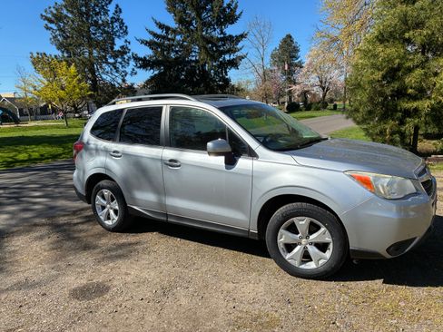 Used 2015 Subaru Forester 2.5i Premium w/ All-Weather Package image 4