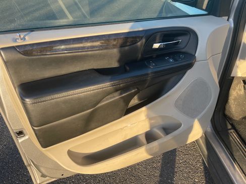 Used 2016 Dodge Grand Caravan image 13