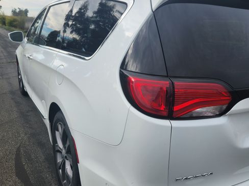 Used 2018 Chrysler Pacifica Limited w/ Tire & Wheel Group image 16