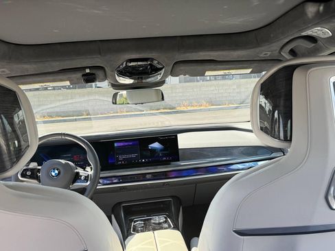 Used 2023 BMW 760i xDrive image 2