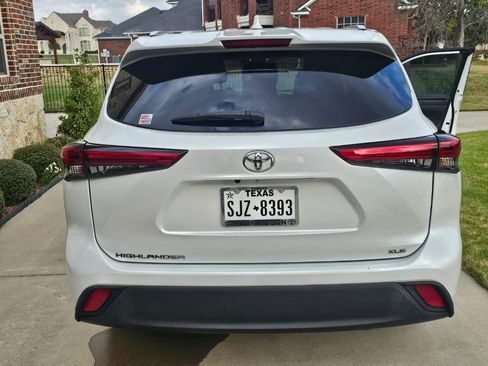 Used 2022 Toyota Highlander XLE image 2