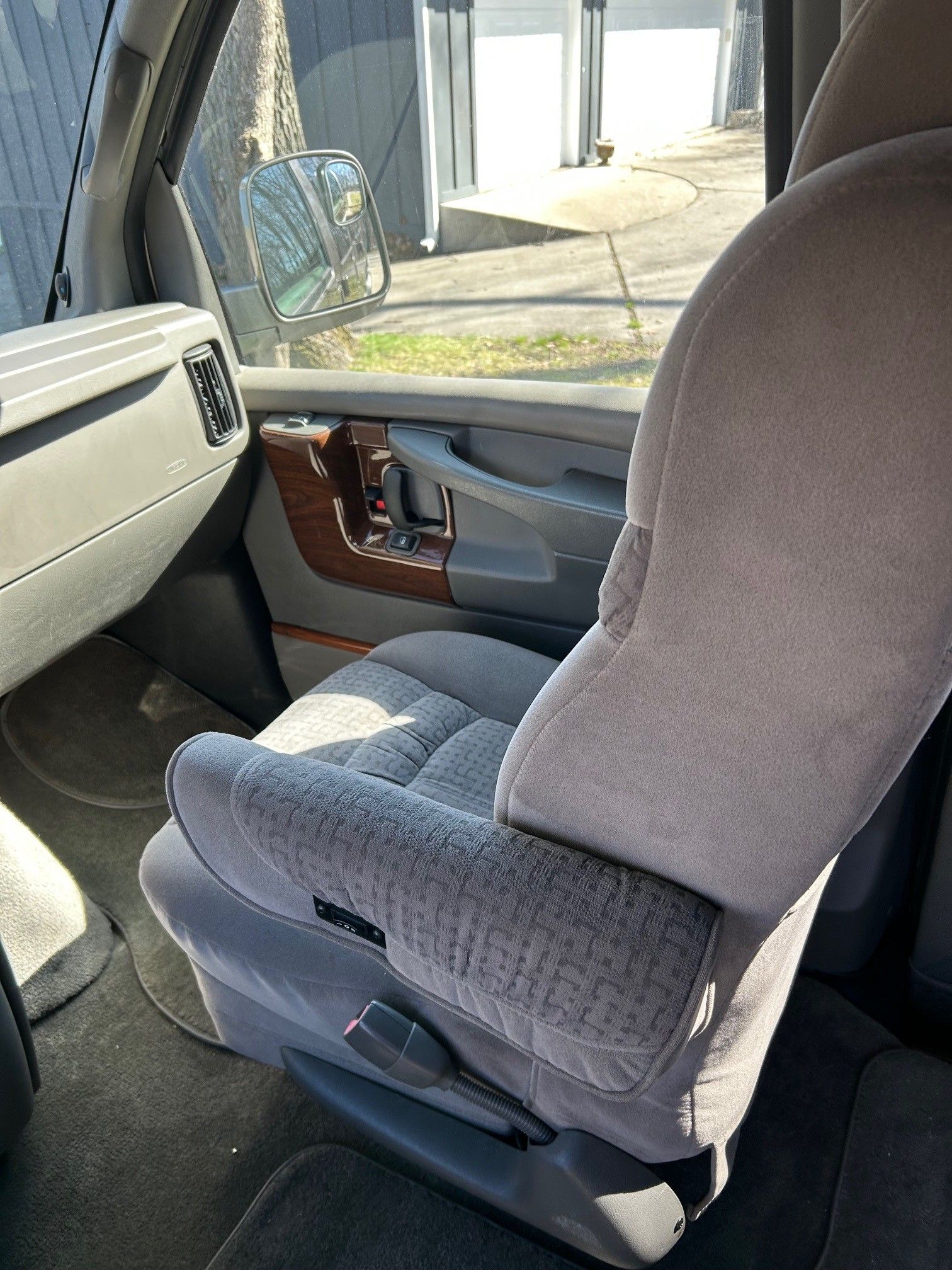 Used 2006 Chevrolet Express 1500 w/ Preferred Equipment Group RWD image 14