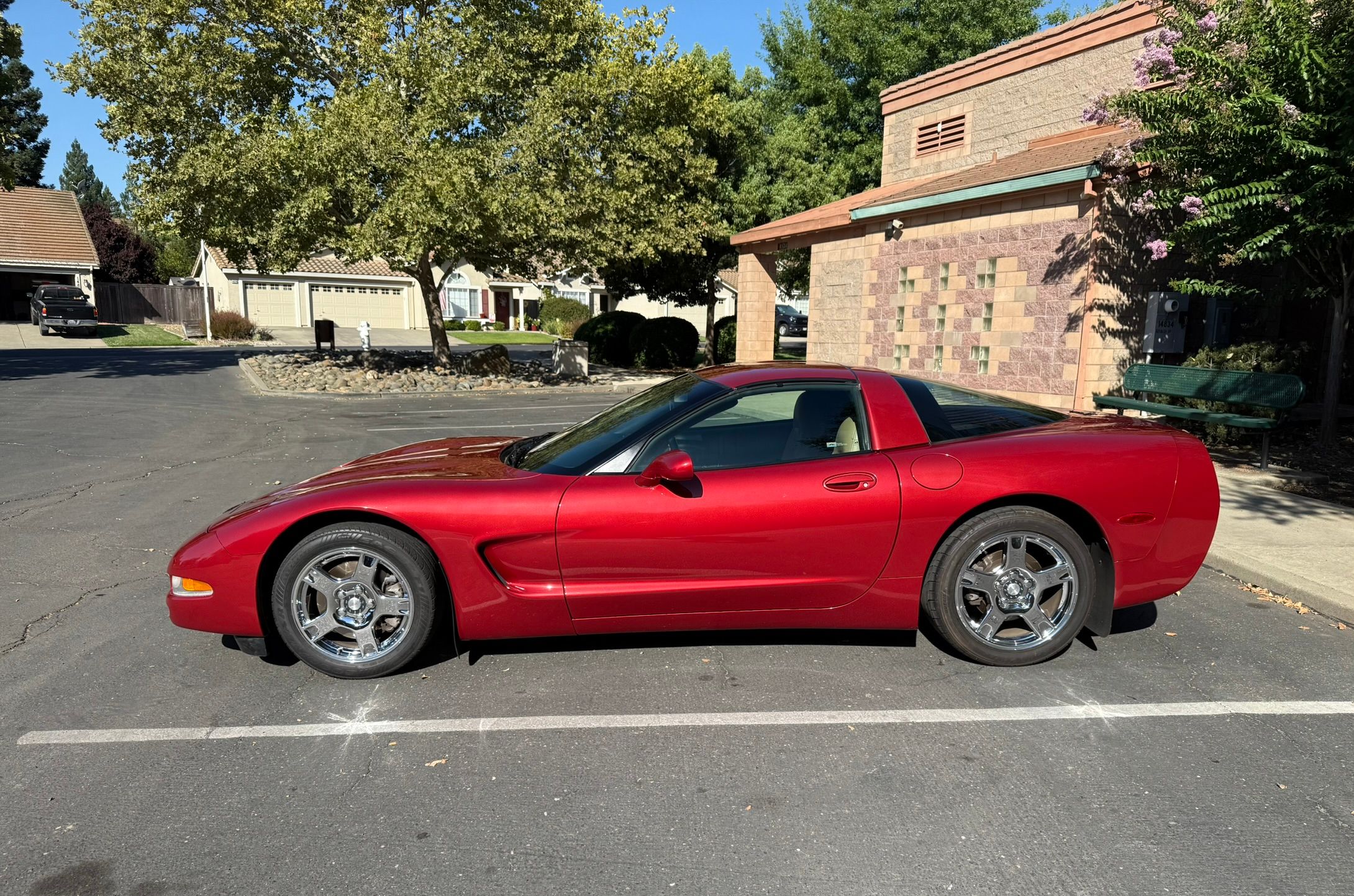 Used 1998 Chevrolet Corvette Coupe RWD image 2