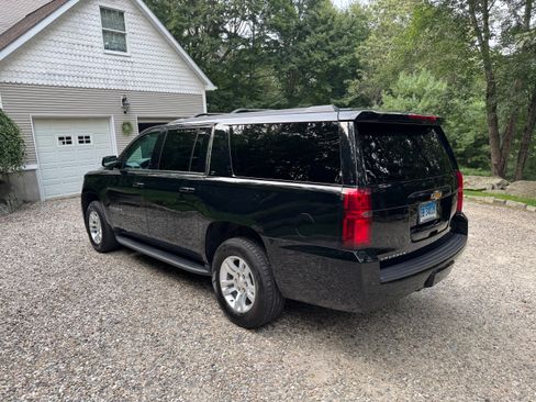 Used 2020 Chevrolet Suburban LT w/ Luxury Package image 4