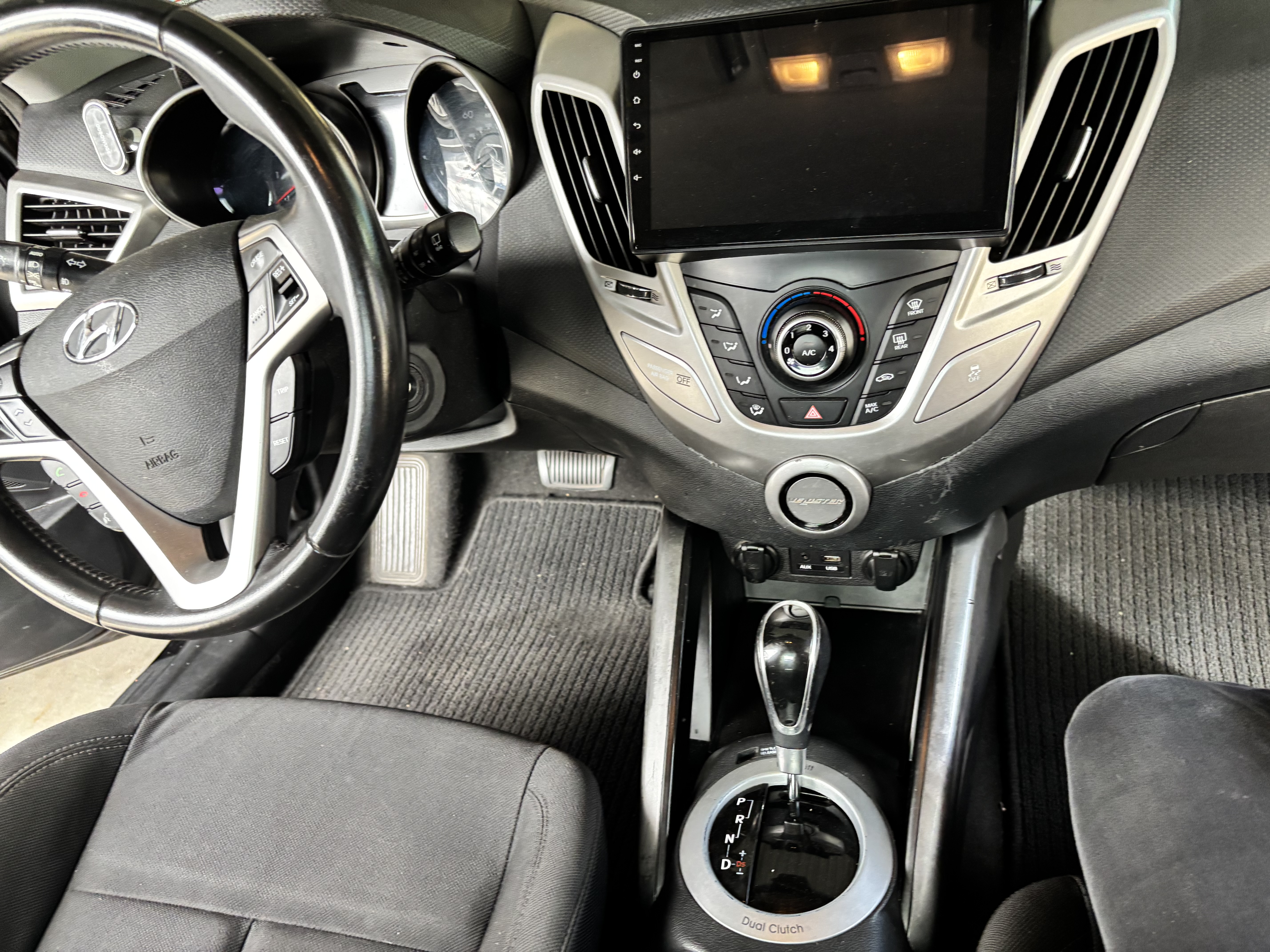Used 2017 Hyundai Veloster FWD image 5
