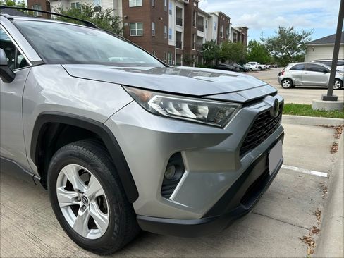 Used 2019 Toyota RAV4 XLE w/ Convenience Package image 5