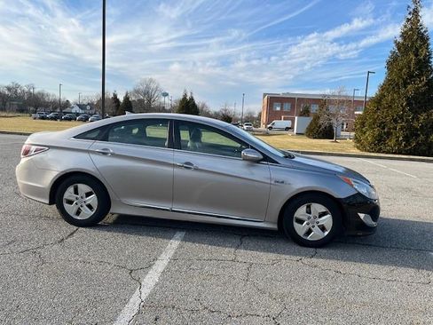 Used 2012 Hyundai Sonata Hybrid image 2