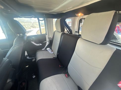 Used 2014 Jeep Wrangler Unlimited Sahara image 12