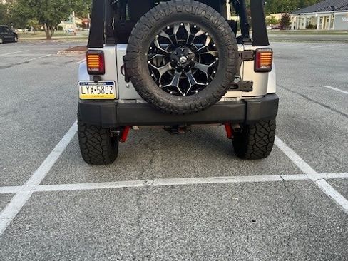 Used 2017 Jeep Wrangler Unlimited Rubicon w/ Dual Top Group image 9