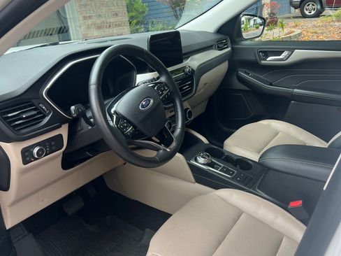 Used 2022 Ford Escape SEL w/ Technology Package FWD image 12