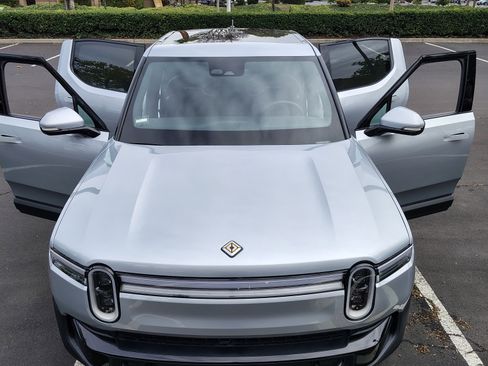 Used 2025 Rivian R1T Adventure image 4