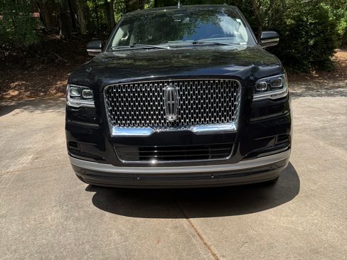 Used 2022 Lincoln Navigator Reserve AWD/4WD image 4