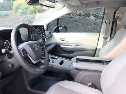 Used 2024 Toyota Sienna Limited AWD/4WD image 2