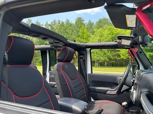 Used 2014 Jeep Wrangler Unlimited Sahara w/ Connectivity Group AWD/4WD image 12