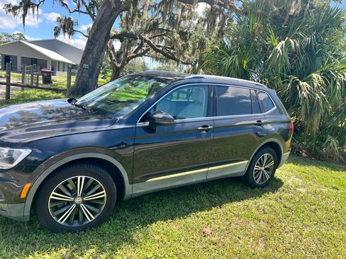 Used 2018 Volkswagen Tiguan SEL FWD image 2