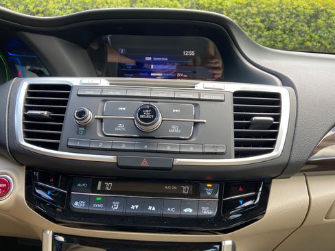 Used 2017 Honda Accord Hybrid Sedan image 9