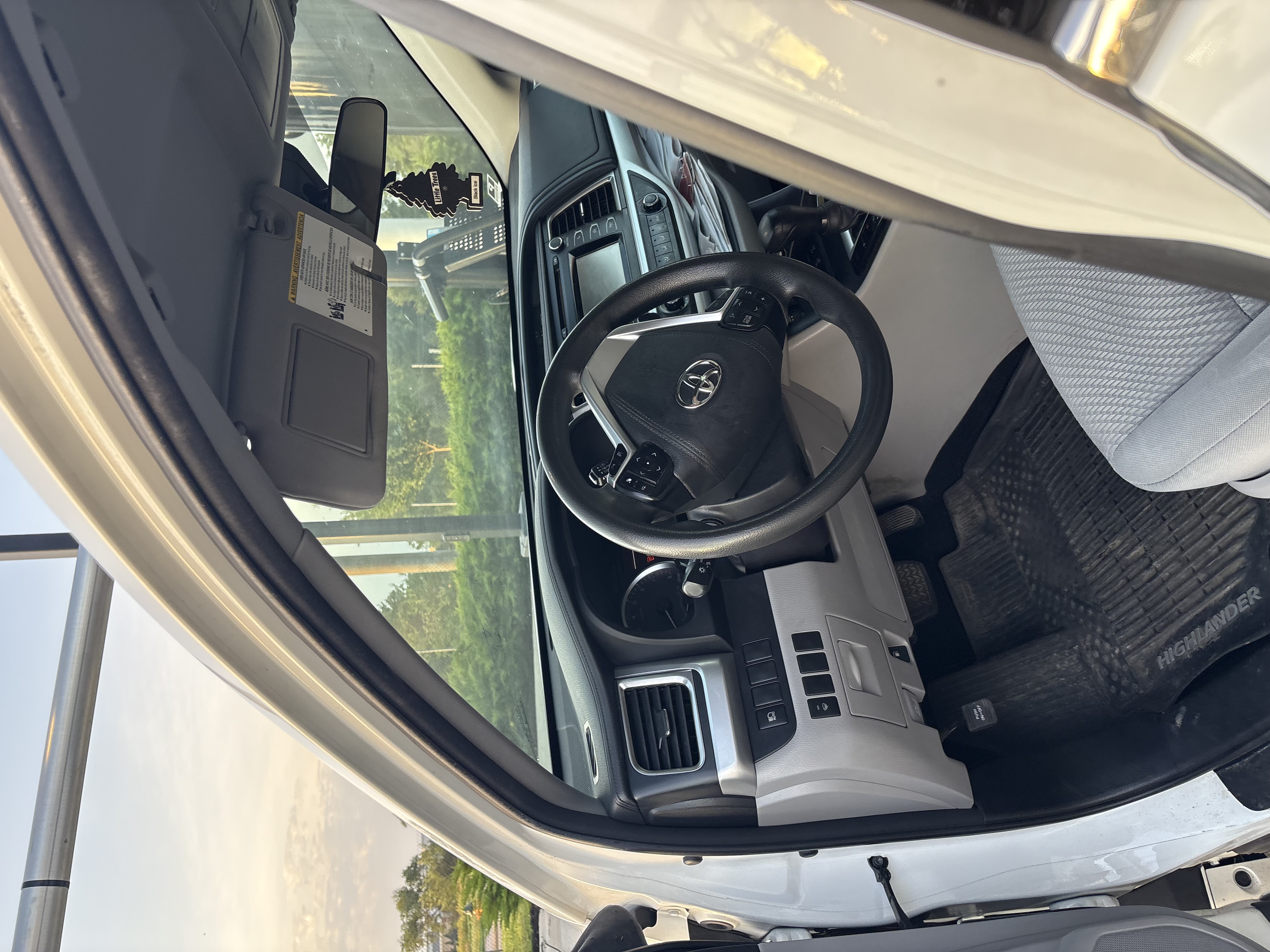 Used 2018 Toyota Highlander LE AWD/4WD image 9