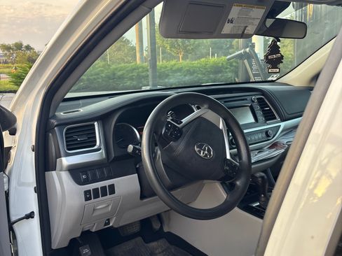 Used 2018 Toyota Highlander LE AWD/4WD image 9