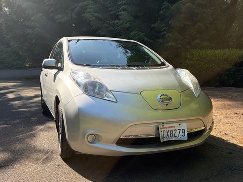 Used 2015 Nissan Leaf SV w/ Premium Package FWD image 2