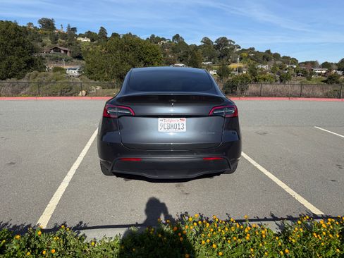 Used 2022 Tesla Model Y Long Range image 8