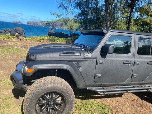 Used 2021 Jeep Gladiator Sport image 14