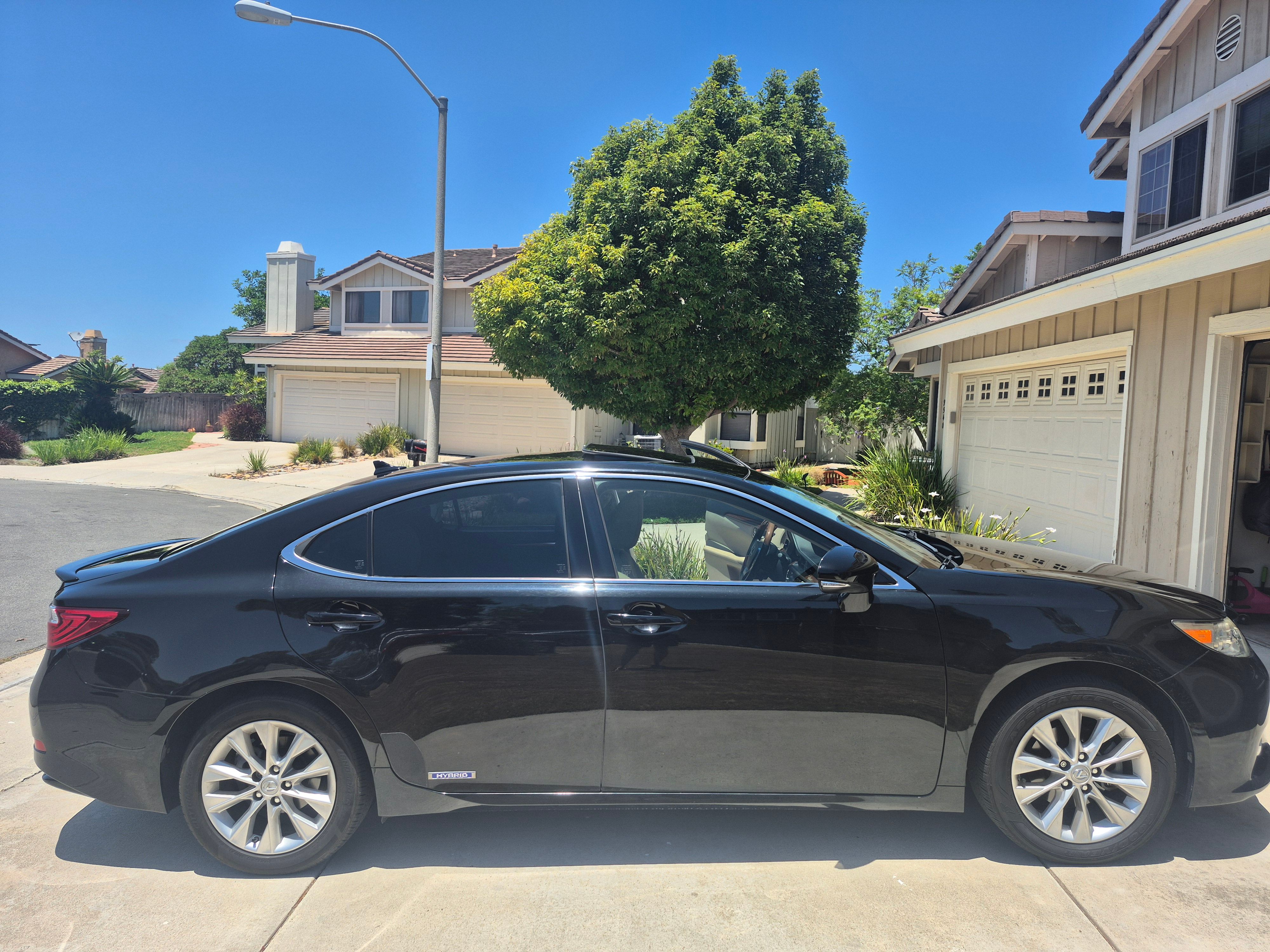 Used 2014 Lexus ES 300h w/ Premium Package w/Bamboo Trim FWD image 1