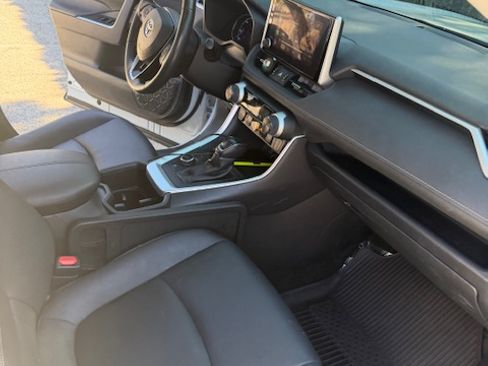 Used 2023 Toyota RAV4 XLE Premium image 9