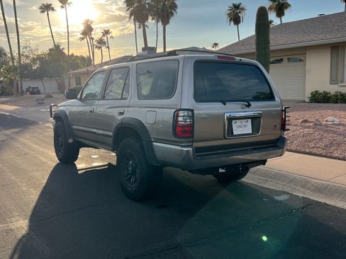 Used 2002 Toyota 4Runner SR5 RWD image 3