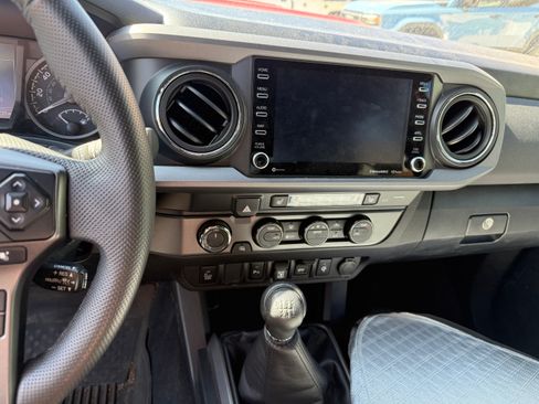 Used 2022 Toyota Tacoma TRD Sport image 10