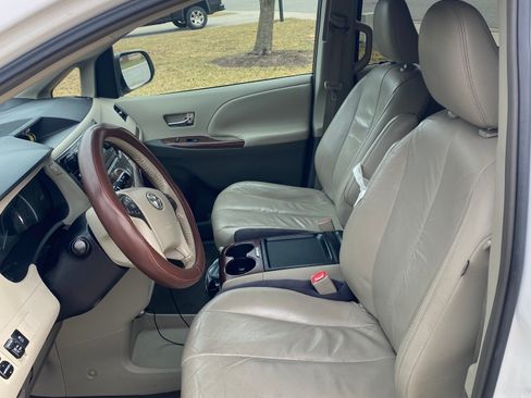 Used 2011 Toyota Sienna XLE image 11
