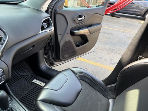 Used 2019 Jeep Cherokee Latitude Plus w/ Comfort/Convenience Group FWD image 15