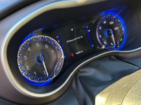 Used 2019 Chrysler Pacifica Touring-L FWD image 11