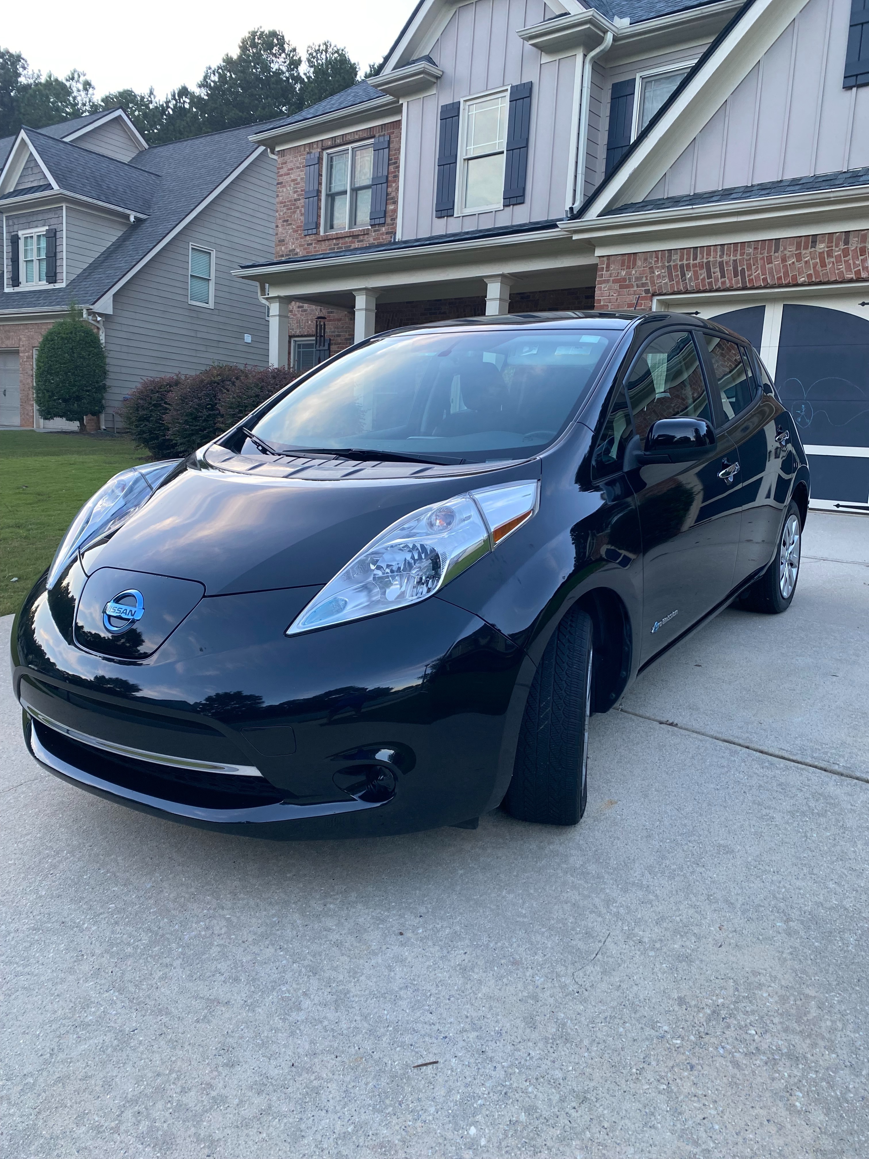 Used 2015 Nissan Leaf S FWD image 1
