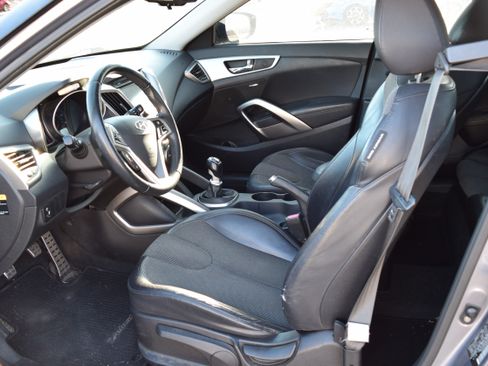 Used 2012 Hyundai Veloster w/ Style Pkg image 9