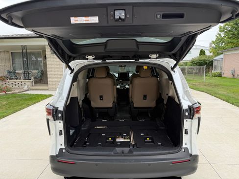 Used 2023 Toyota Sienna XLE AWD/4WD image 6