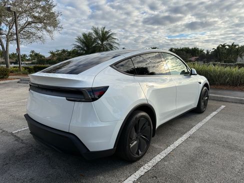 Used 2026 Tesla Model Y Long Range image 5