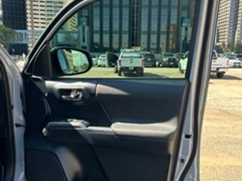 Used 2019 Toyota Tacoma TRD Off-Road image 11