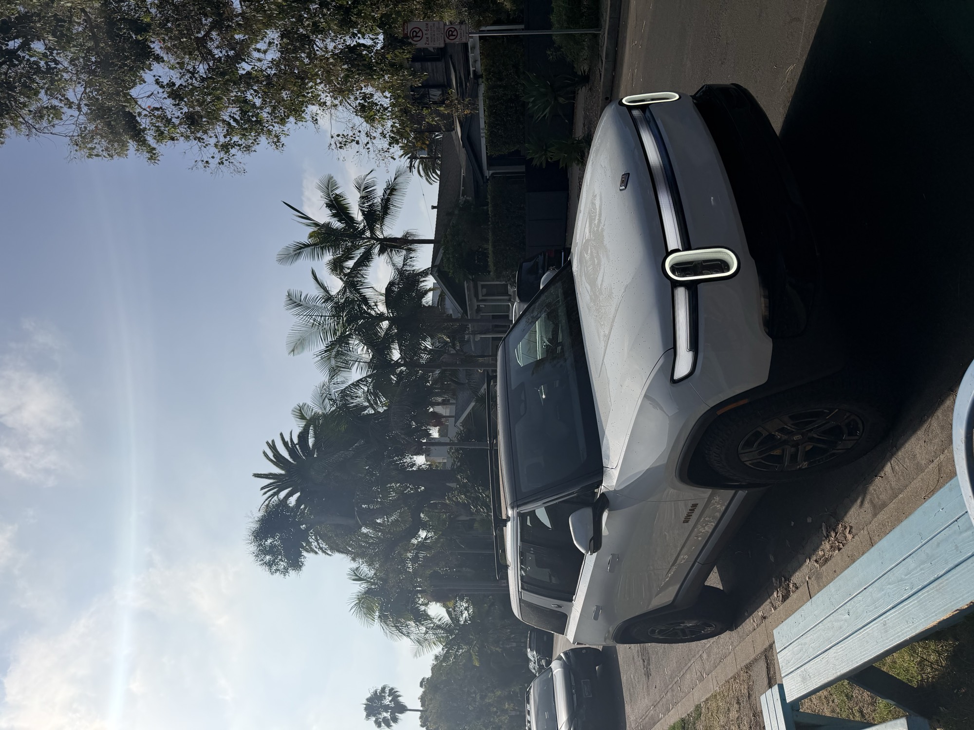 Used 2025 Rivian R1S Premium AWD/4WD image 1